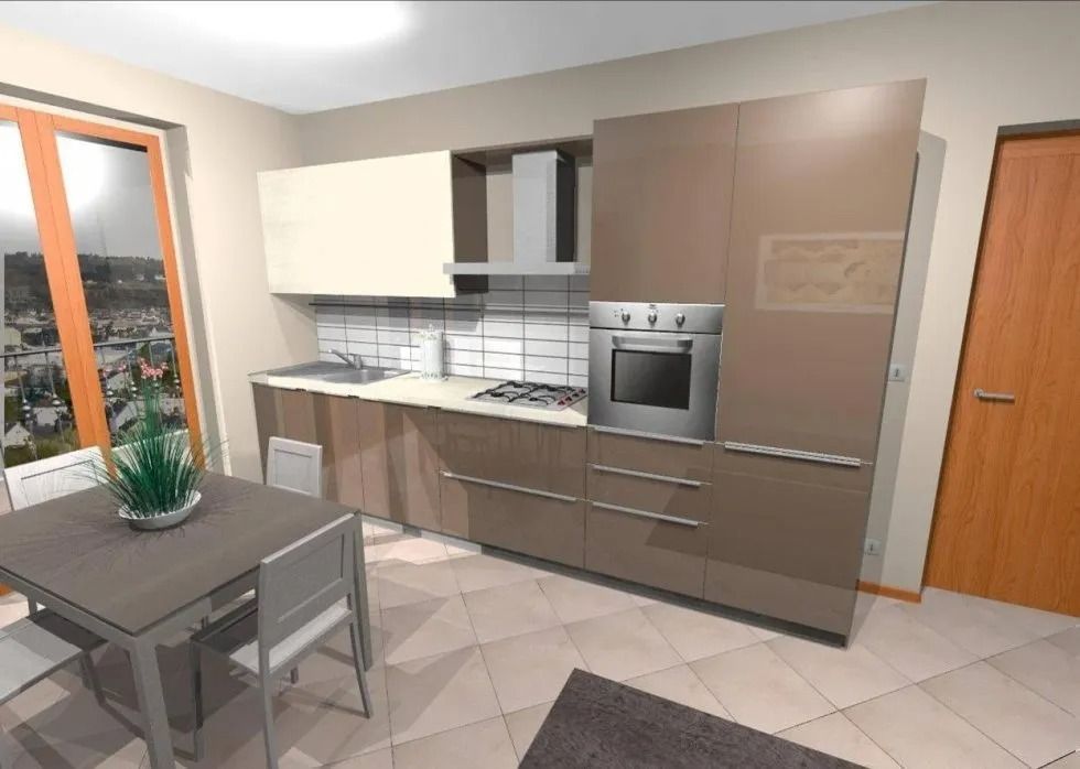 Cucina moderna con mobili marrone chiaro e scuro, paraschizzi bianco e forno.