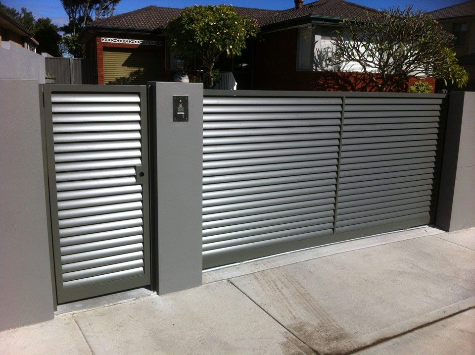 Aluminium slats and aluminium louvres are increasingly being used for a modern look and to create privacy from unattractive landscape and nosey neighbours. We can assist you in the design of privacy screens, screen fencing, area dividers, shade creation, bin screens, pool privacy screens and gates for residential and commercial properties. 