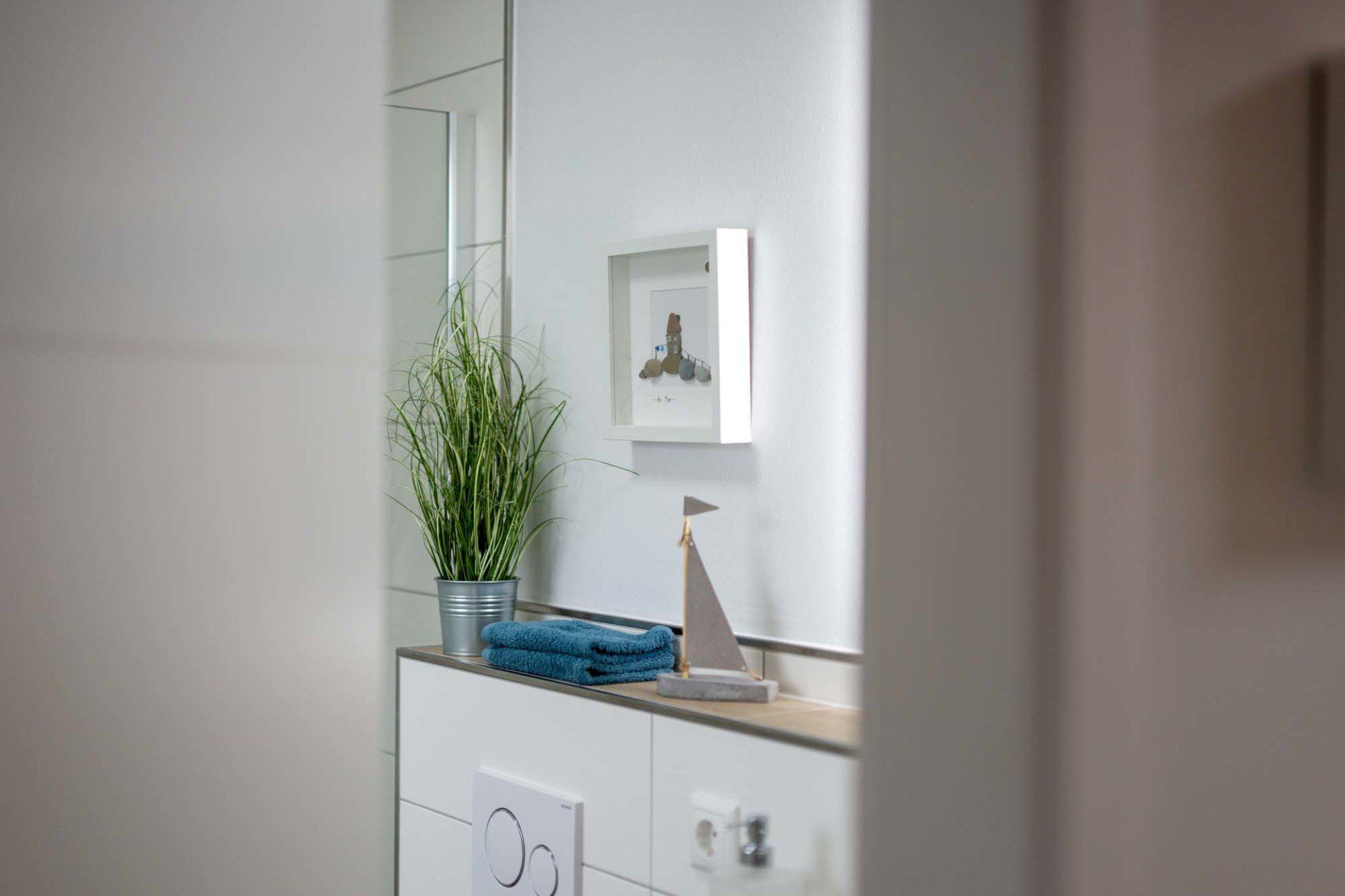 Modernes Badezimmer mit Regendusche  - Ferienhaus Seeperle Harlesiel