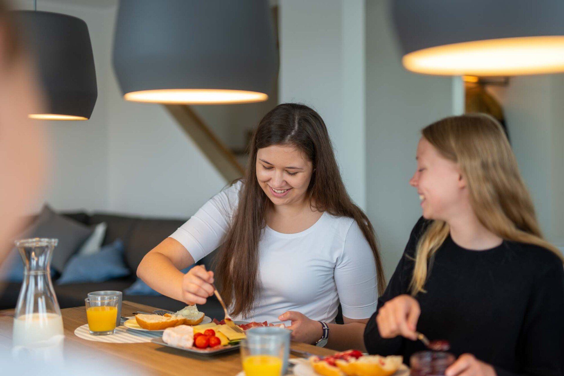 Frühstück am Wasser in unserer geräumigen Küche  - Ferienhaus Seeperle Harlesiel
