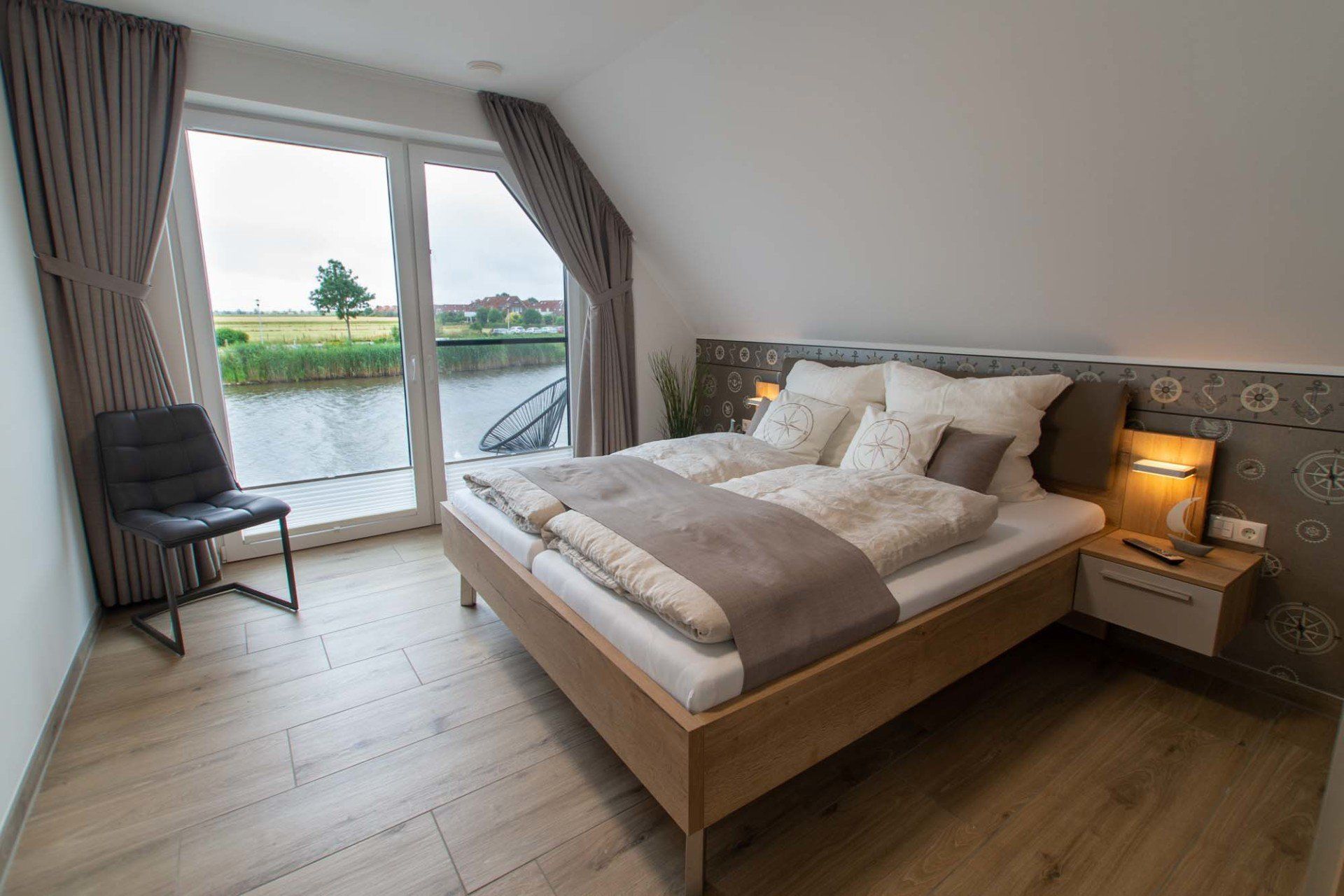 Schlafzimmer mit Balkon - Ferienhaus Seeperle Harlesiel