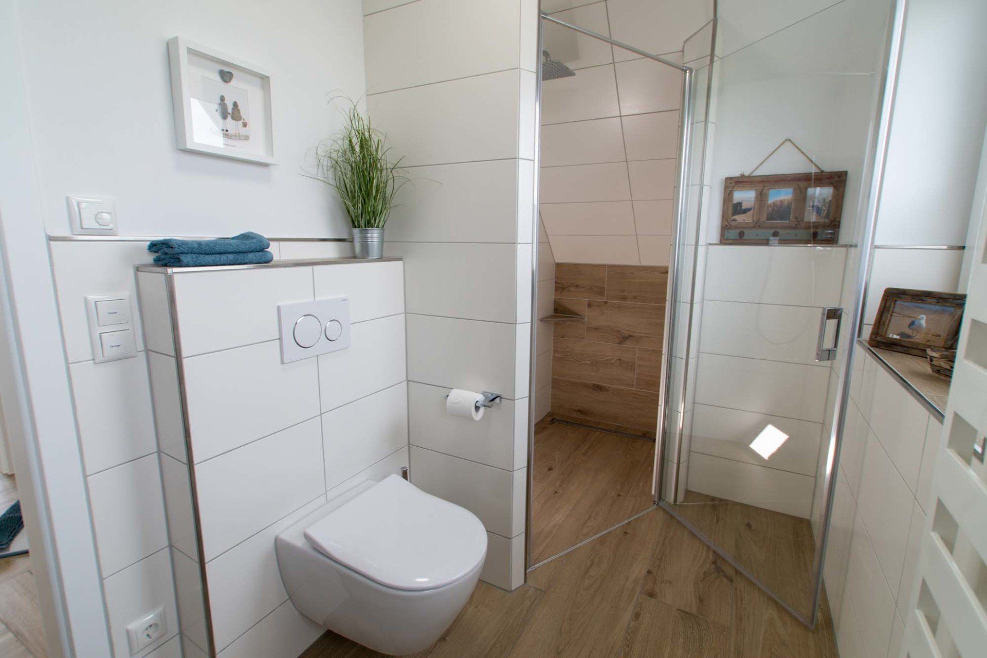 Großzügiges Badezimmer mit ebenerdiger Regendusche - Ferienhaus Seeperle Harlesiel