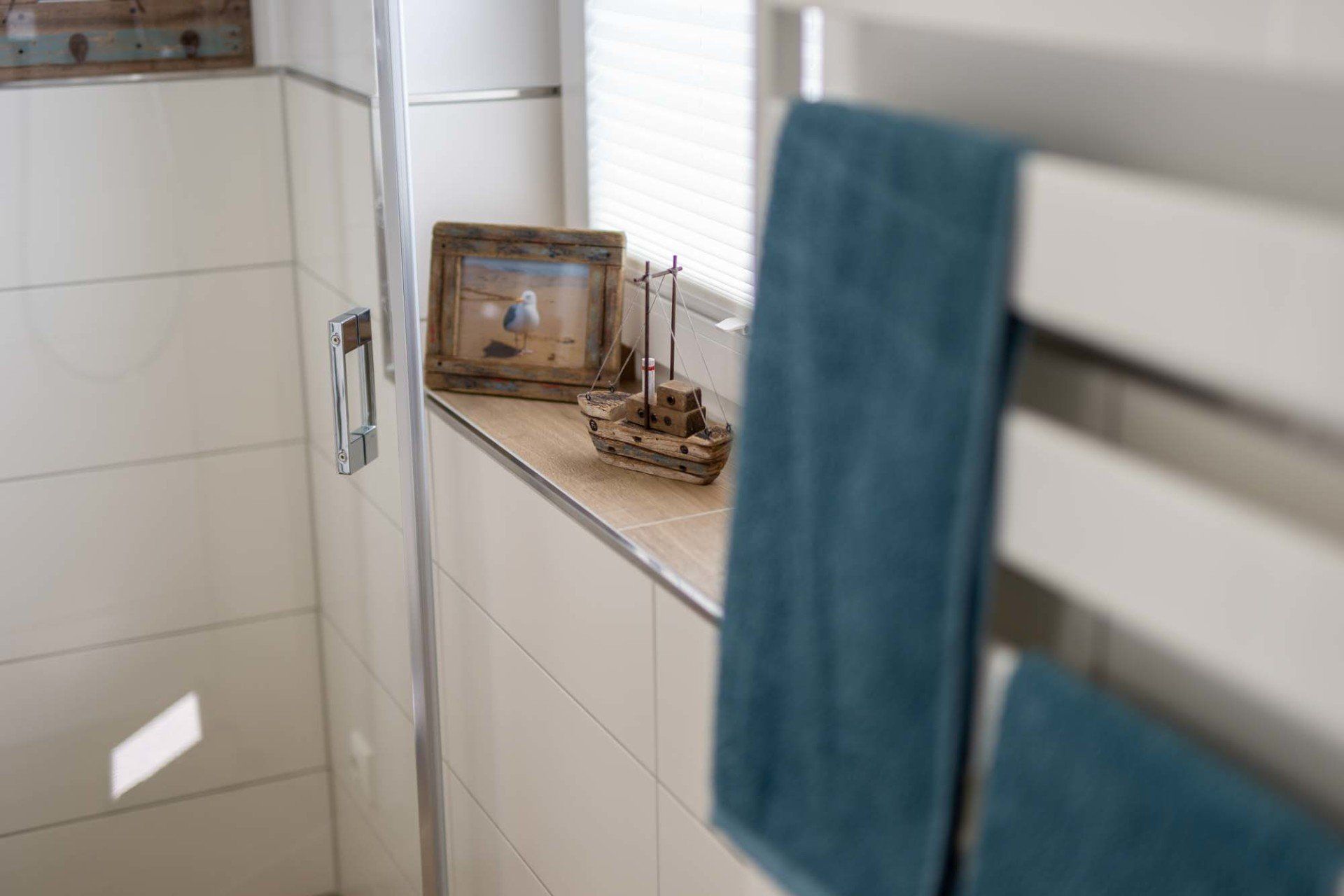 Großzügiges Badezimmer mit Regendusche - Ferienhaus Seeperle Harlesiel