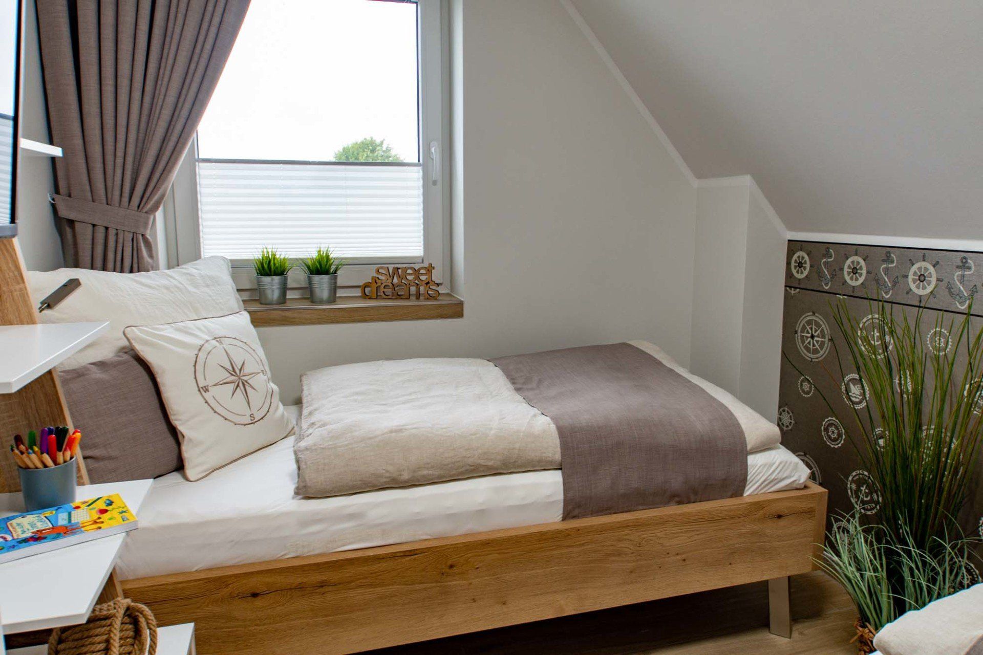 Maritimer Flair im Schlafzimmer mit zwei Einzelbetten - Ferienhaus Seeperle Harlesiel