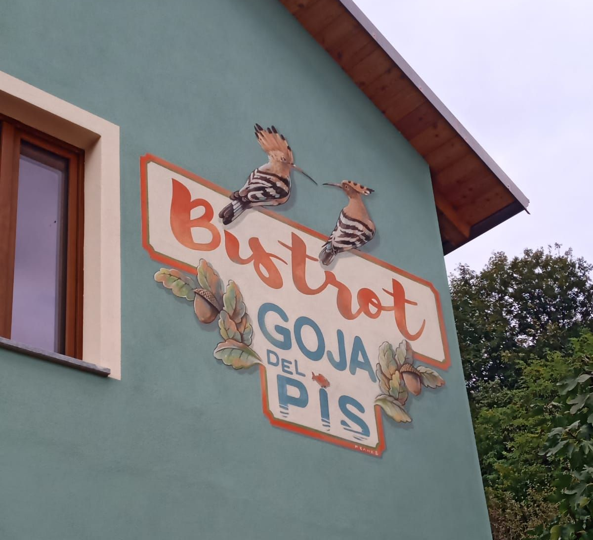 Cartello murale turchese per “Bubot Gozo del PIS” con due uccellini decorativi e fiori