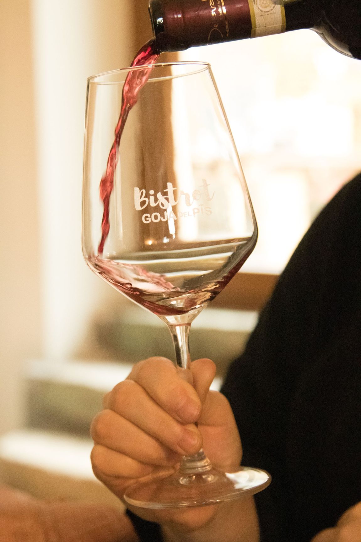 Un bicchiere trasparente con la scritta 