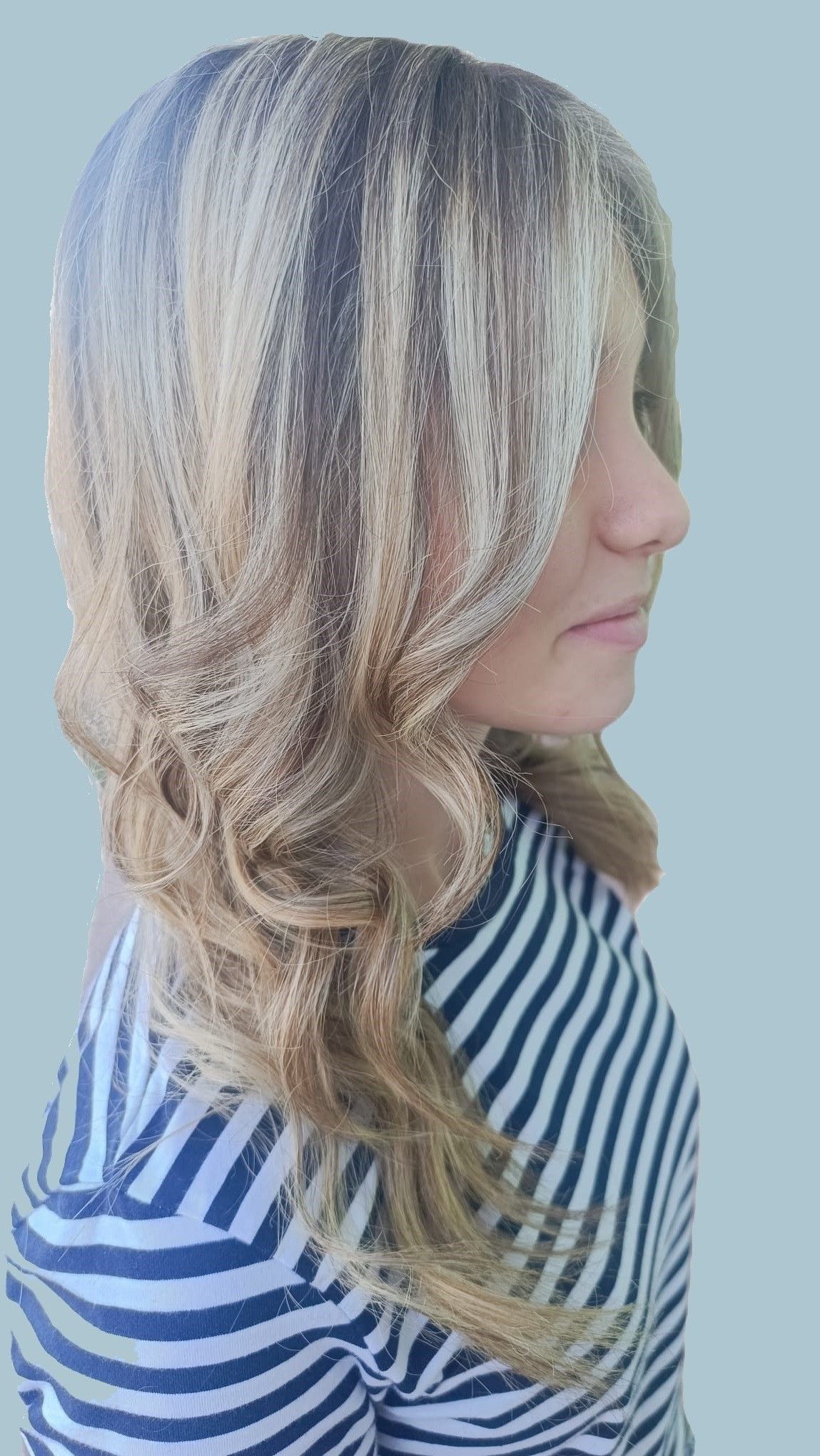 ragazza con capelli biondi in piega vista laterale