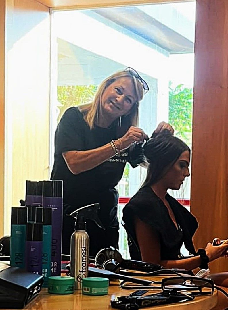 la titolare mentre effettua acconciatura moda