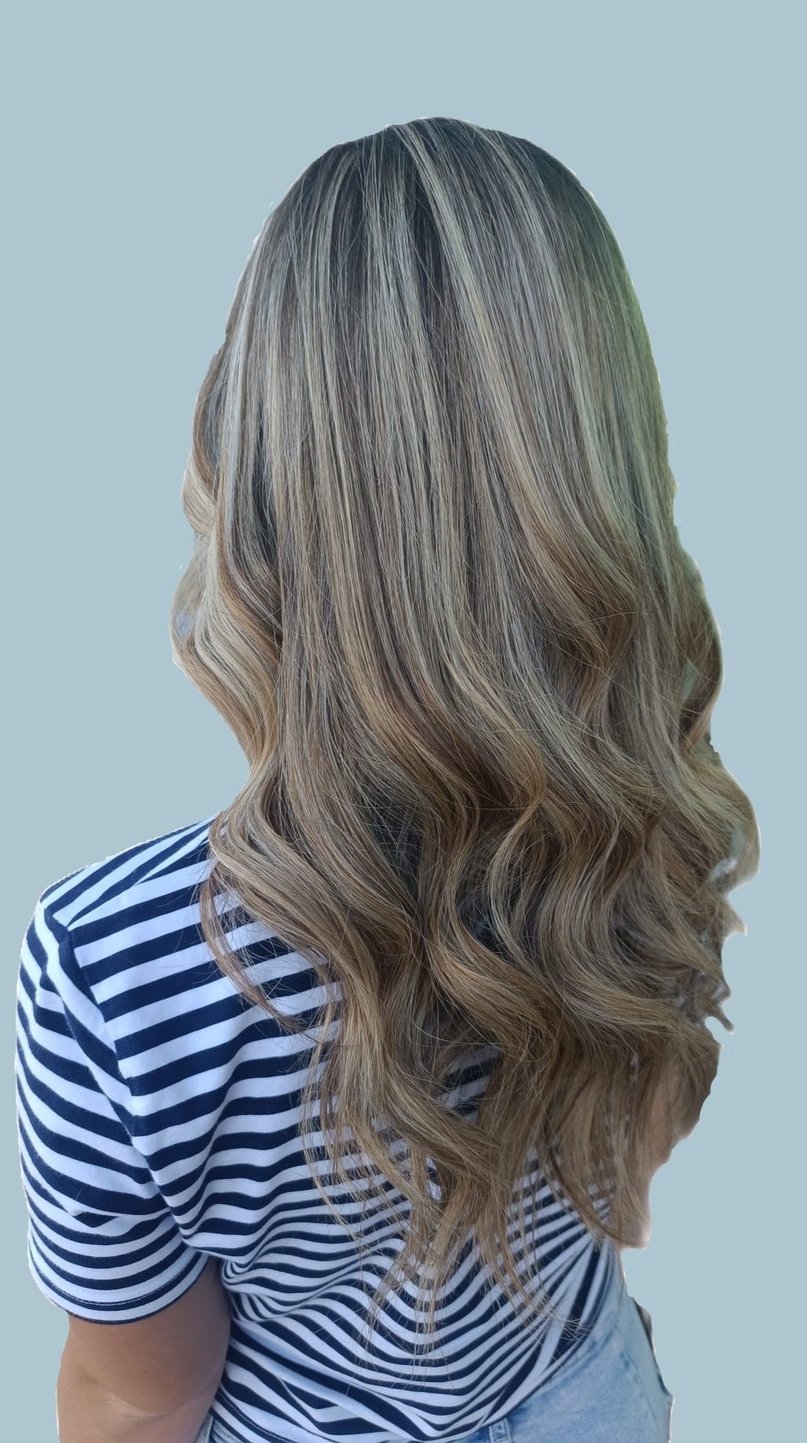 ragazza con capelli biondi in piega vista di spalle