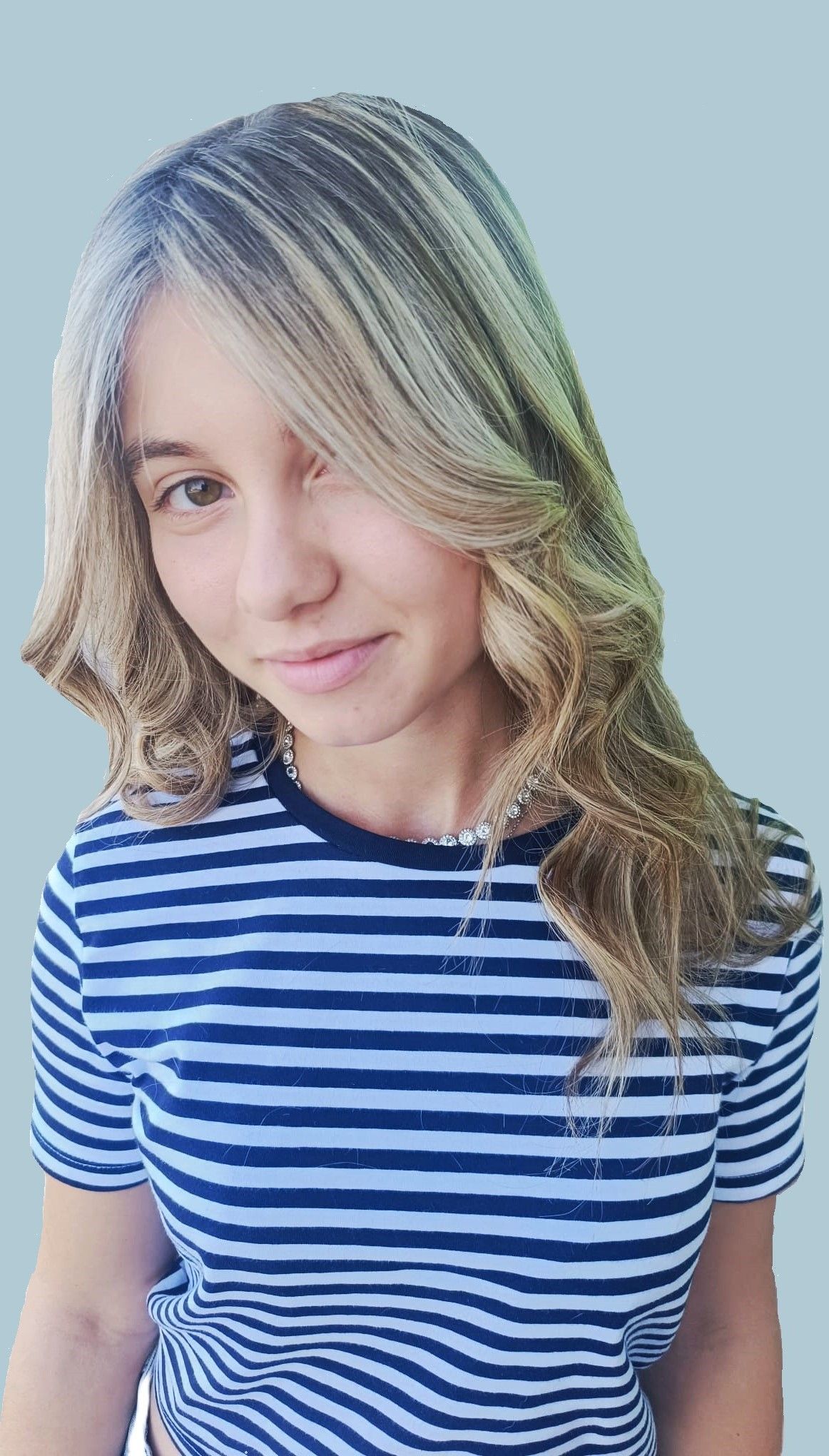 ragazza con capelli biondi in piega vista frontale