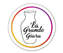 Logo de La Grande Giara con il profilo di un vaso all'interno di una cornice circolare che sfuma dal rosa al giallo.