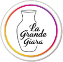 Logo circolare con contorno di vaso bianco e testo “La Grande Giara” in nero, circondato da un anello multicolore