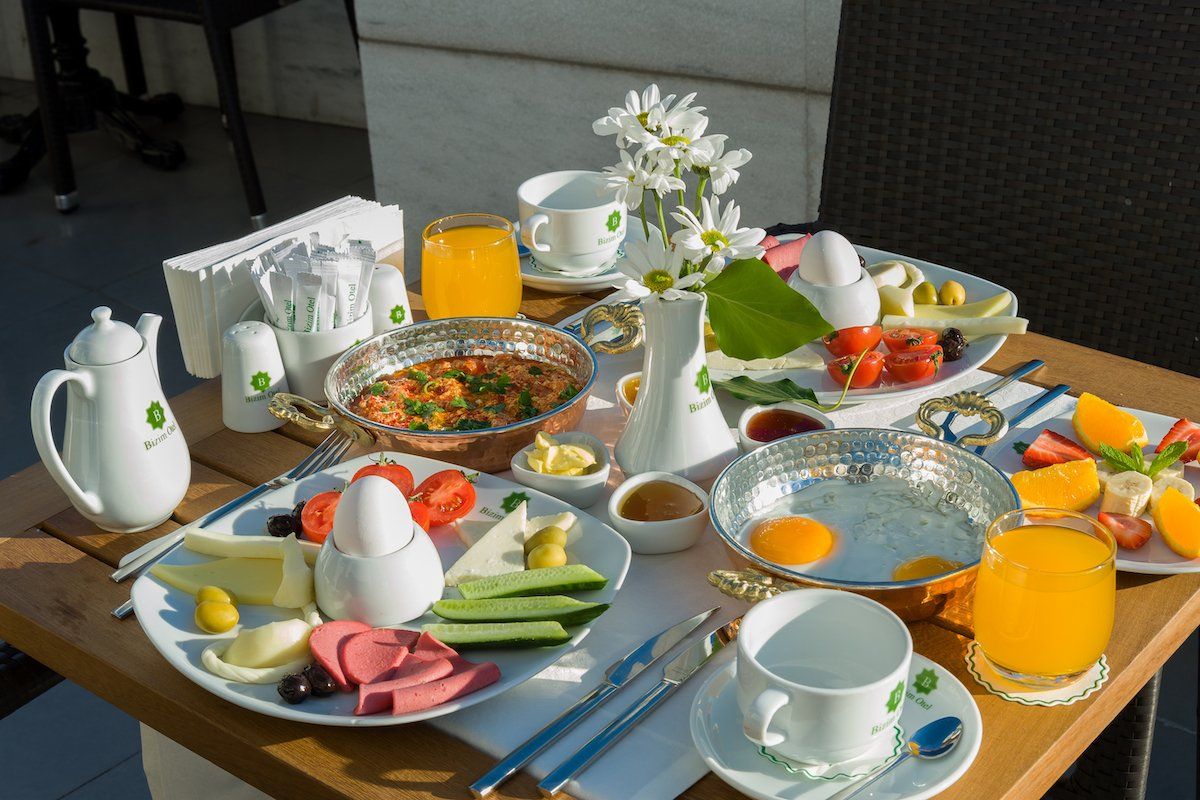 Bizim Otel, Breakfast