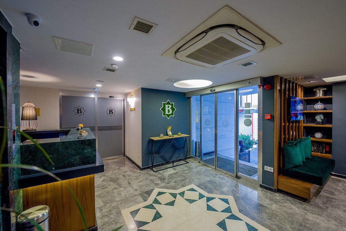 Bizim Otel, Lobby