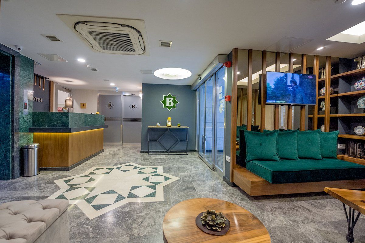 Bizim Otel, Lobby