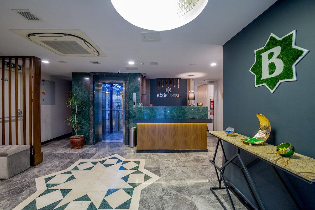 Bizim Otel, Lobby