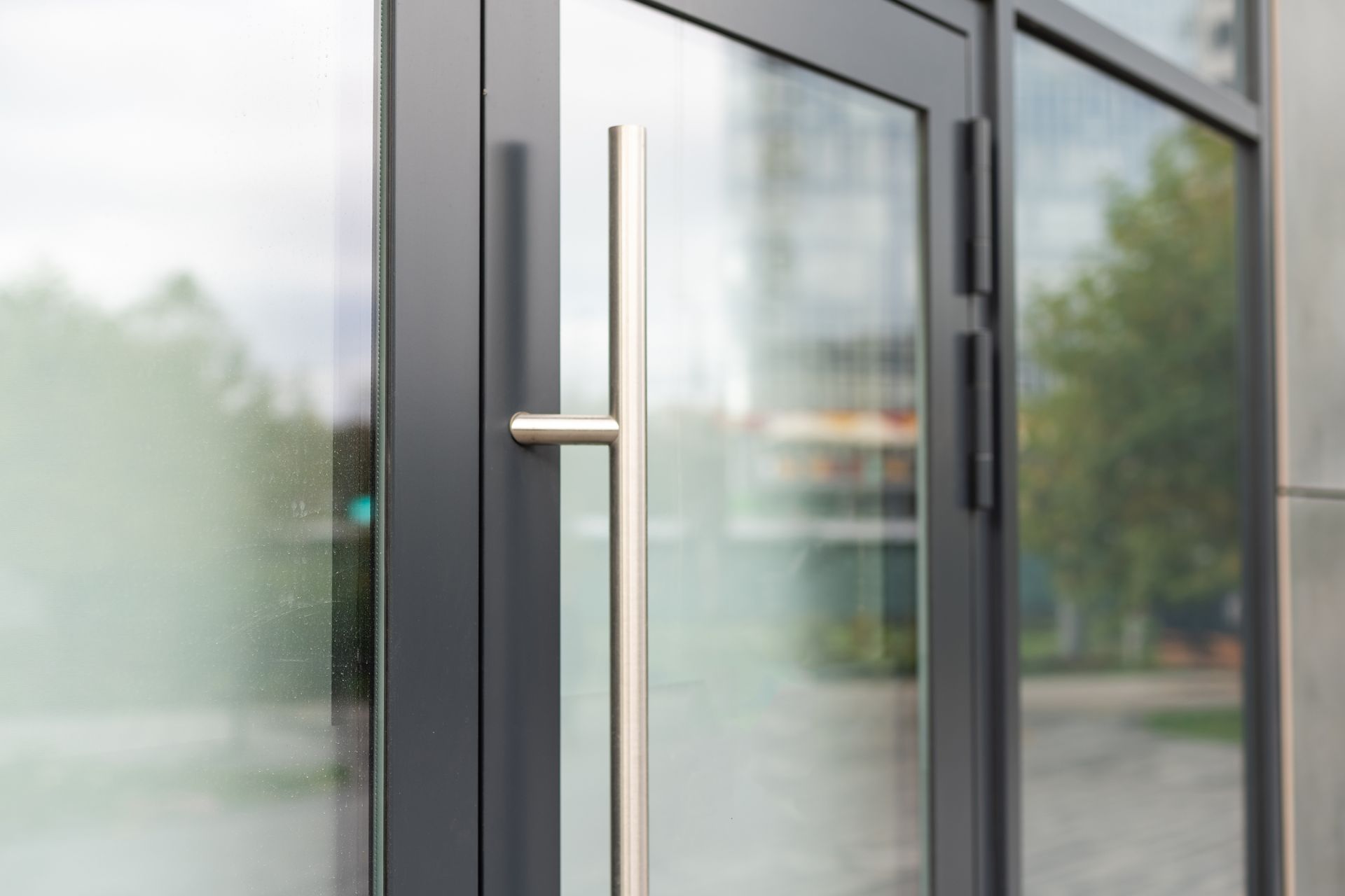 Un gros plan d'une porte vitrée avec une poignée en acier inoxydable.