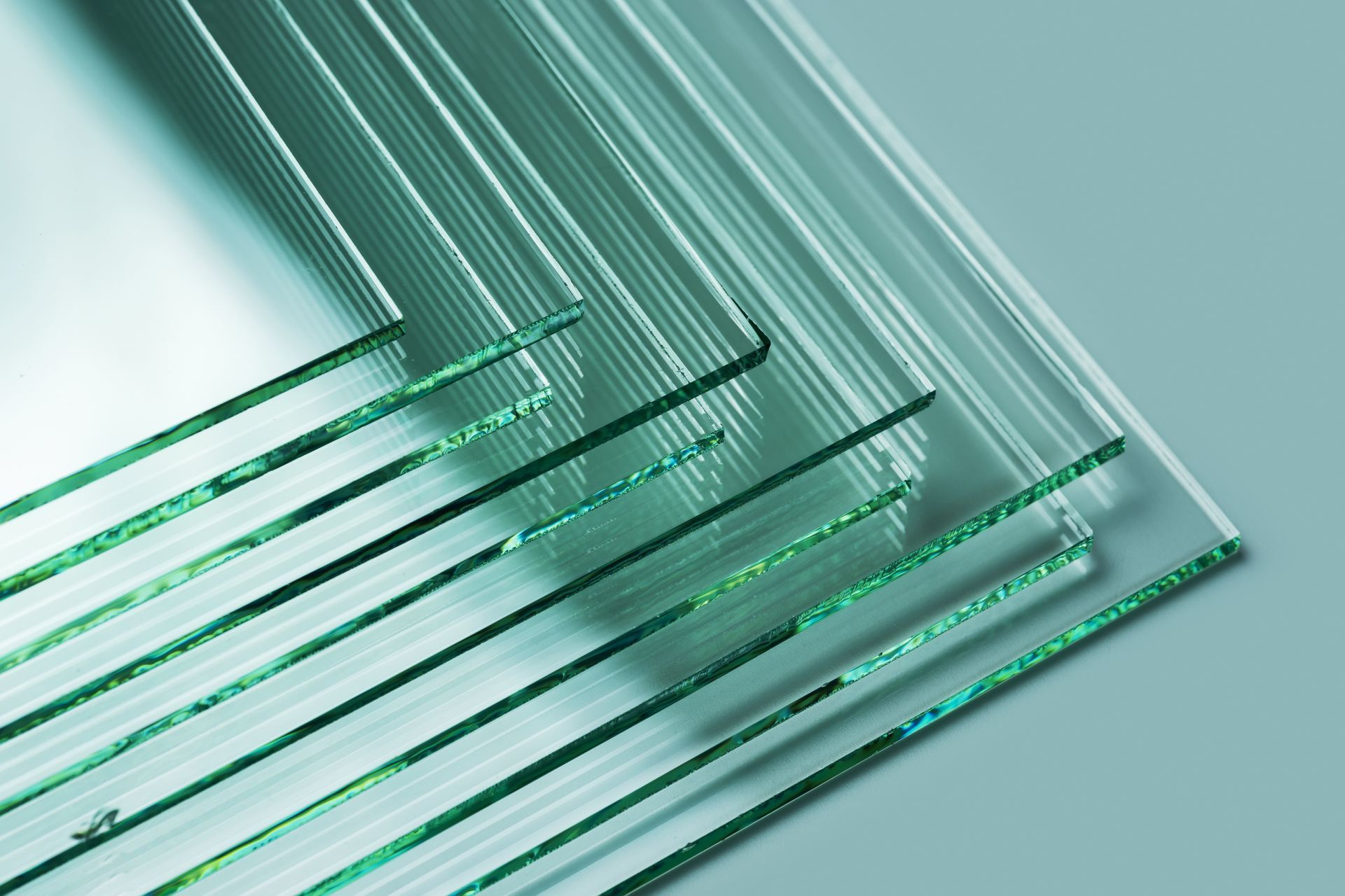 Un gros plan d'une pile de feuilles de verre