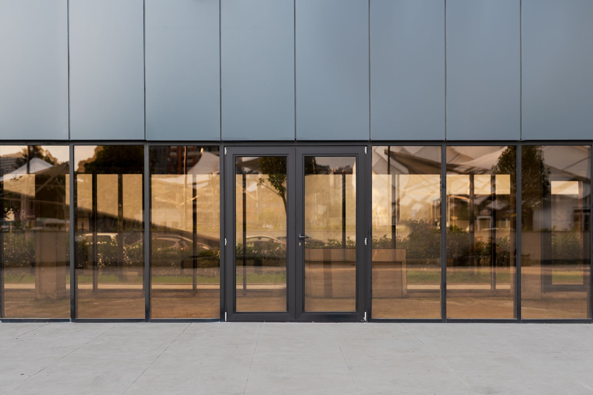 Un grand bâtiment avec beaucoup de fenêtres et de portes.