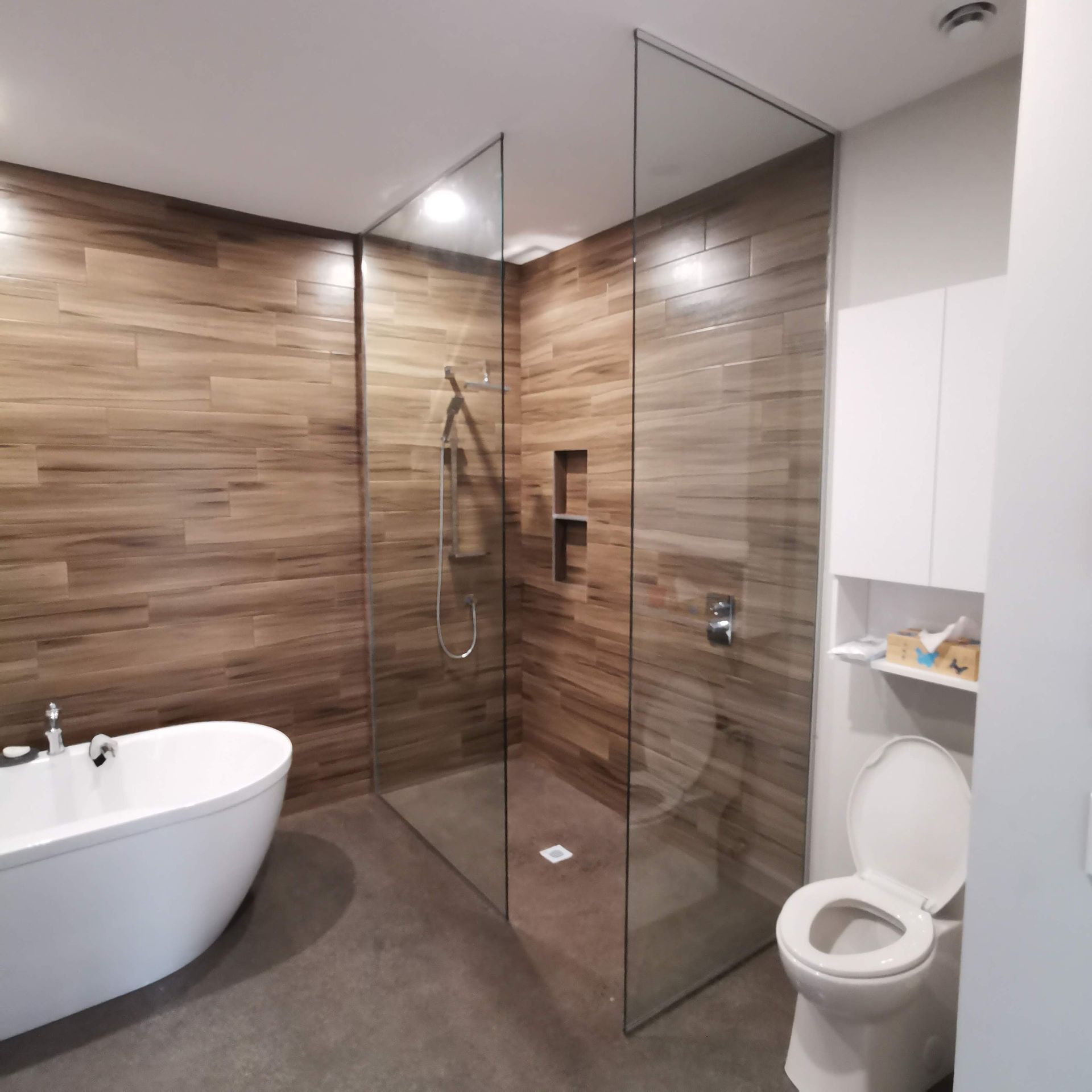 Une salle de bain avec une baignoire, des toilettes et une douche à l'italienne