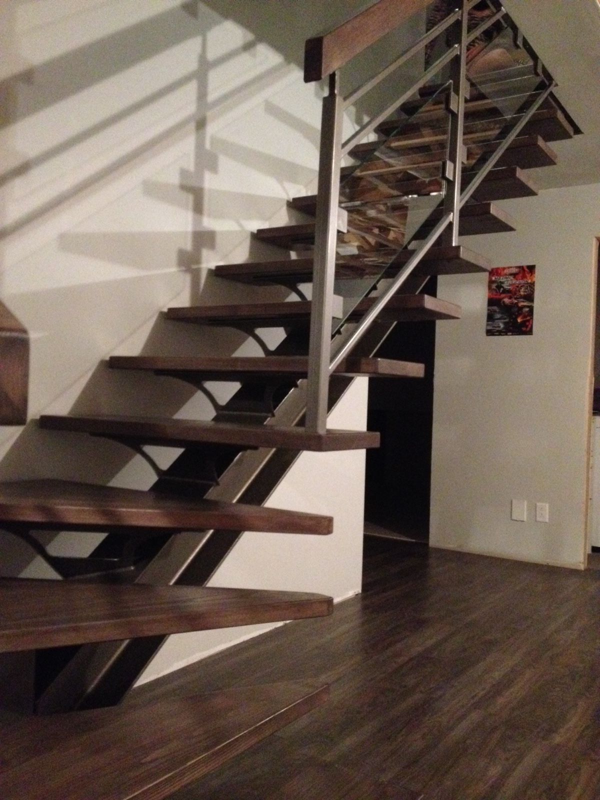 Un escalier avec des marches en bois et une rampe en métal