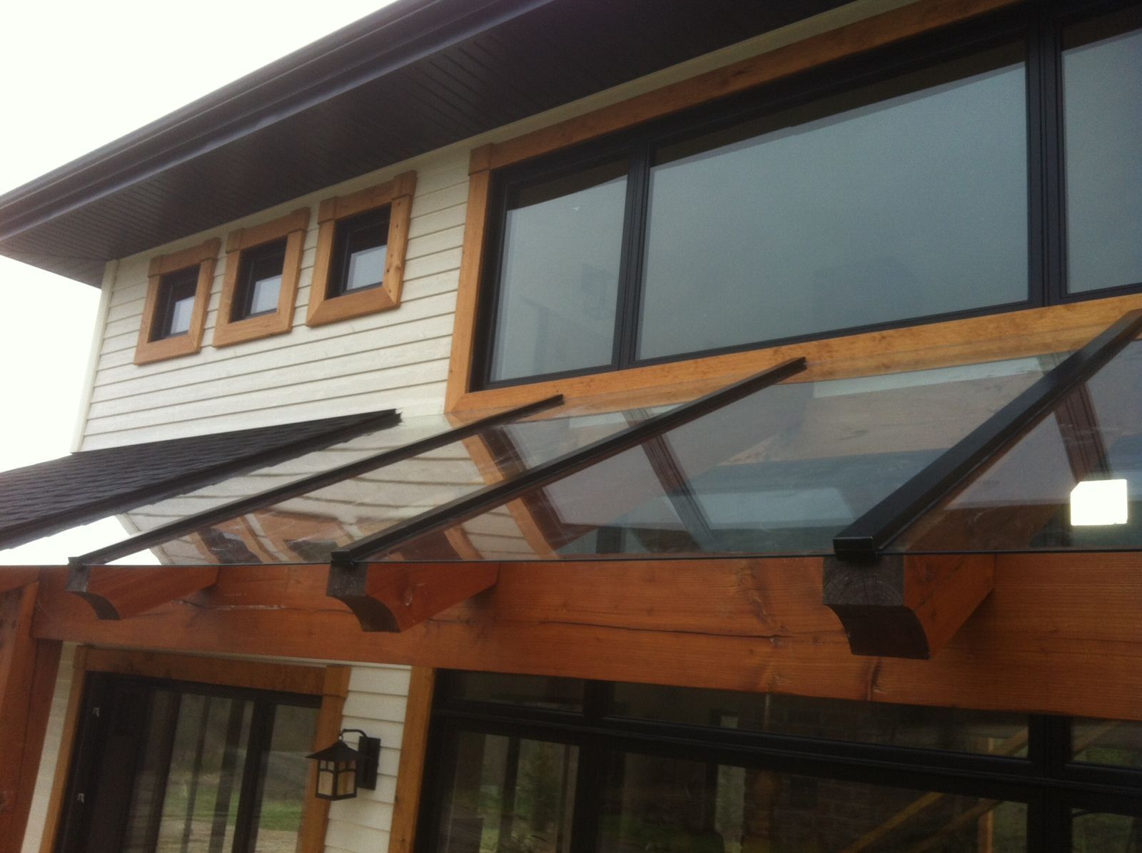 Une maison avec un auvent en verre au-dessus