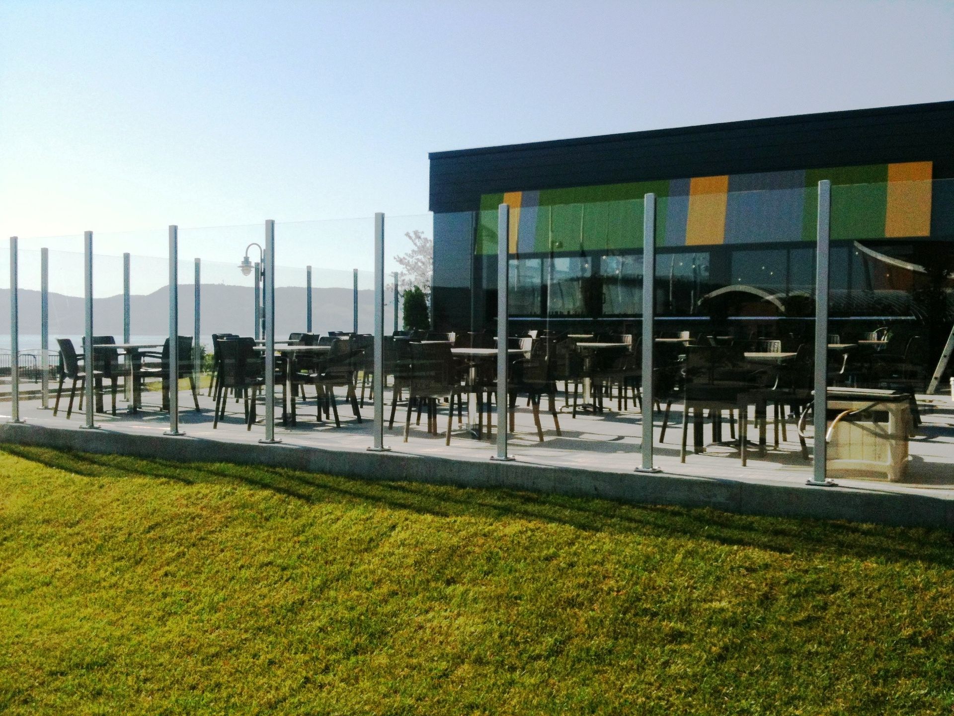 Une rangée de tables et de chaises devant un bâtiment