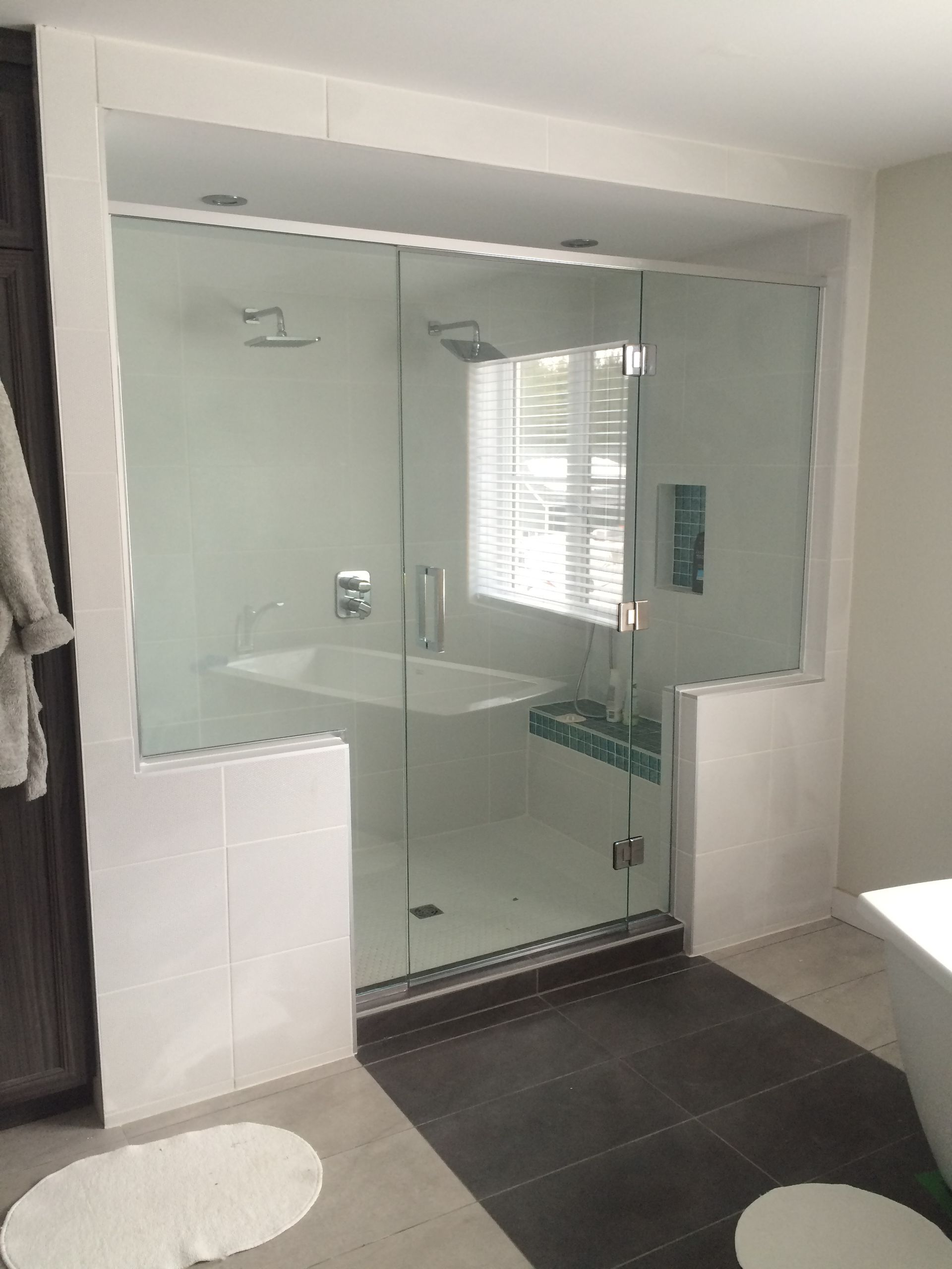 Une salle de bain avec une douche à l'italienne et une baignoire