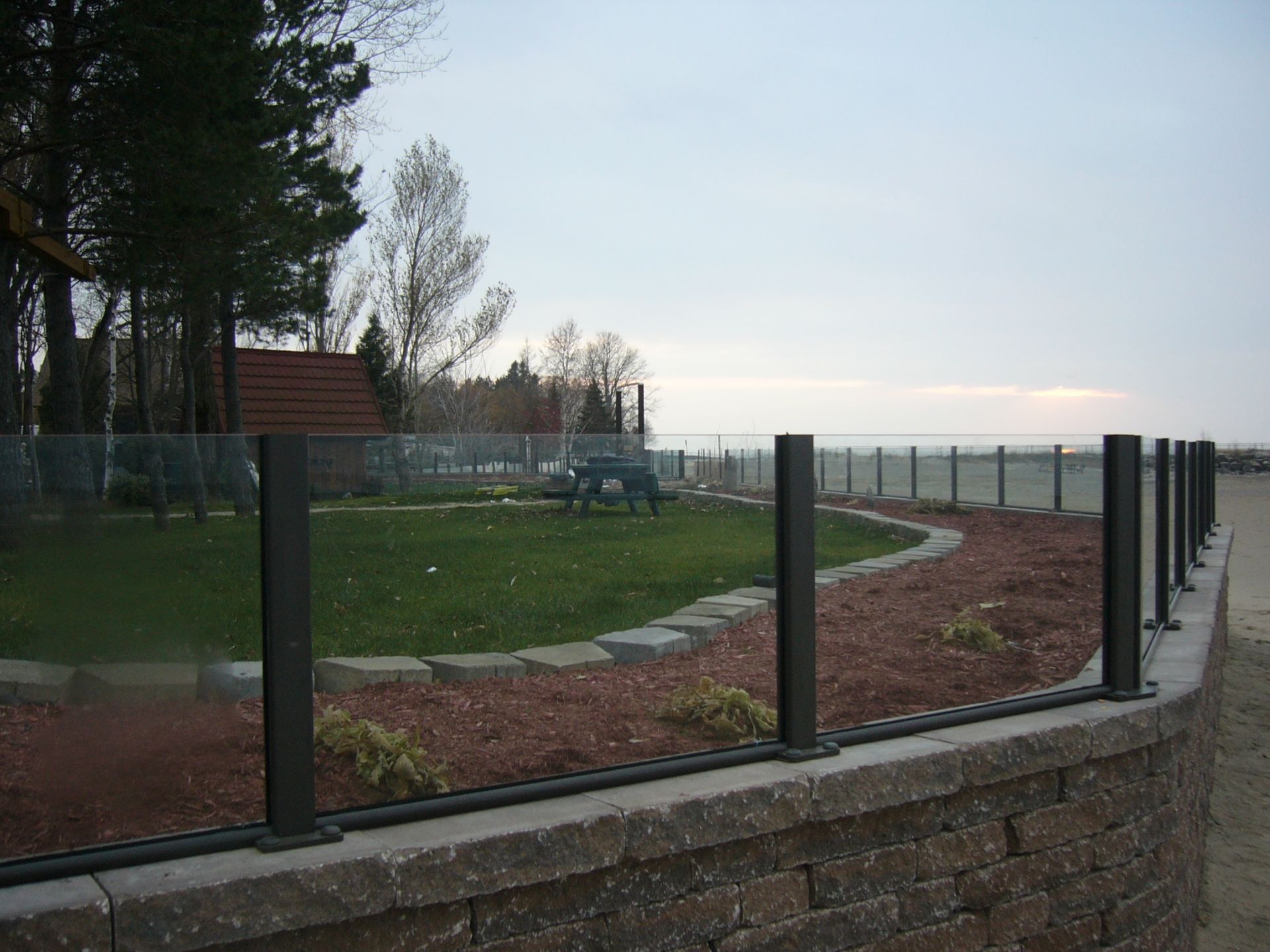 Une clôture avec vue sur un parc et l'océan