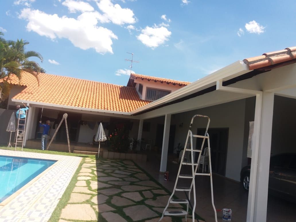 Foto de funcionários da Calhas Contagem instalando uma calha em uma residência