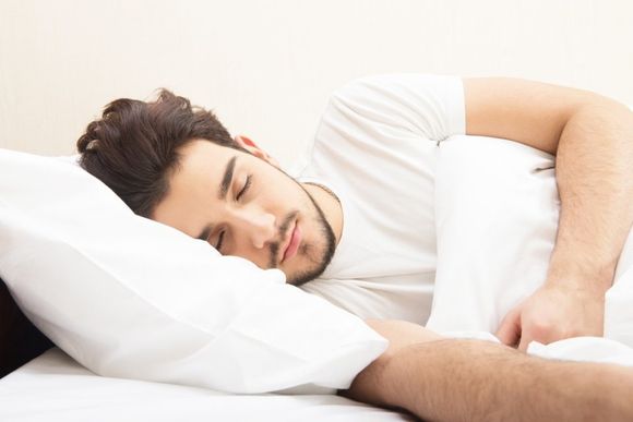 un uomo che dorme