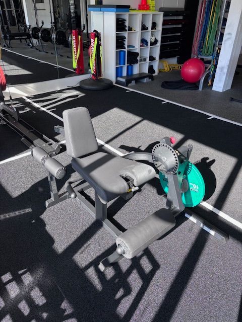 De leg extension en leg flexion machine bij Fysicure Mol