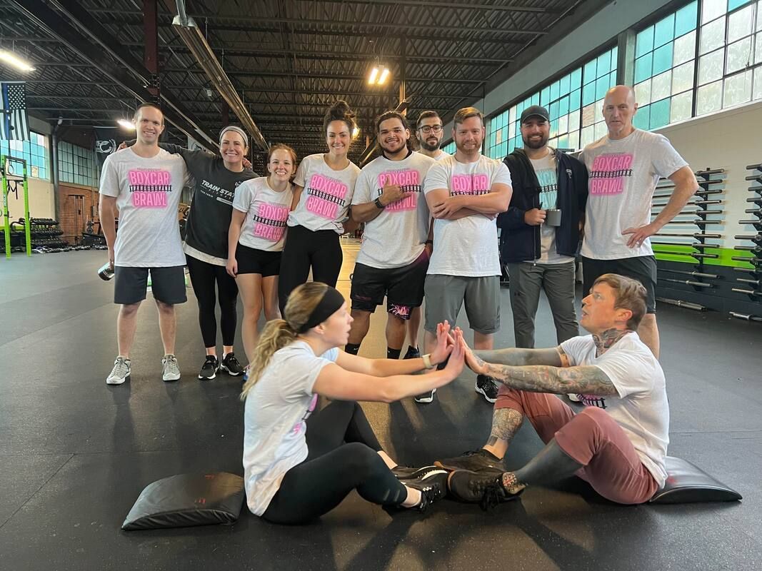 A group of people are posing for a picture in a gym.