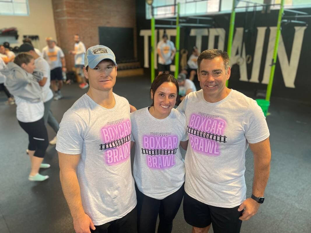 A group of people are posing for a picture in a gym.