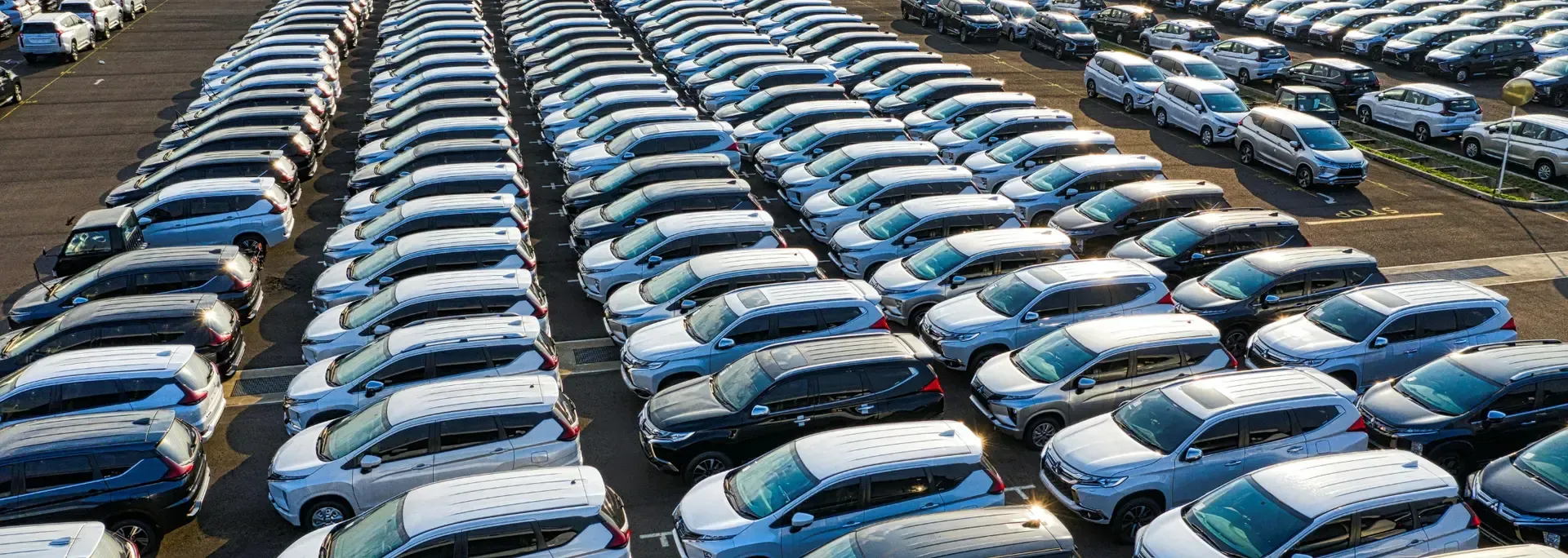 A lot of cars are parked in a parking lot.