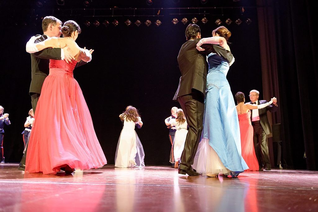 Un groupe de personnes danse sur une scène.
