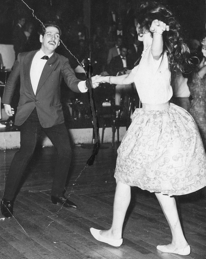 Une photo en noir et blanc d'un homme et d'une femme en train de danser