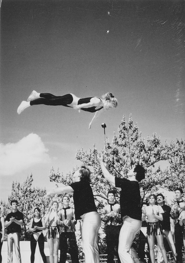 Une photo en noir et blanc d'un groupe de personnes effectuant des acrobaties