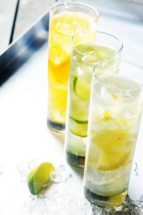bicchieri con limonata