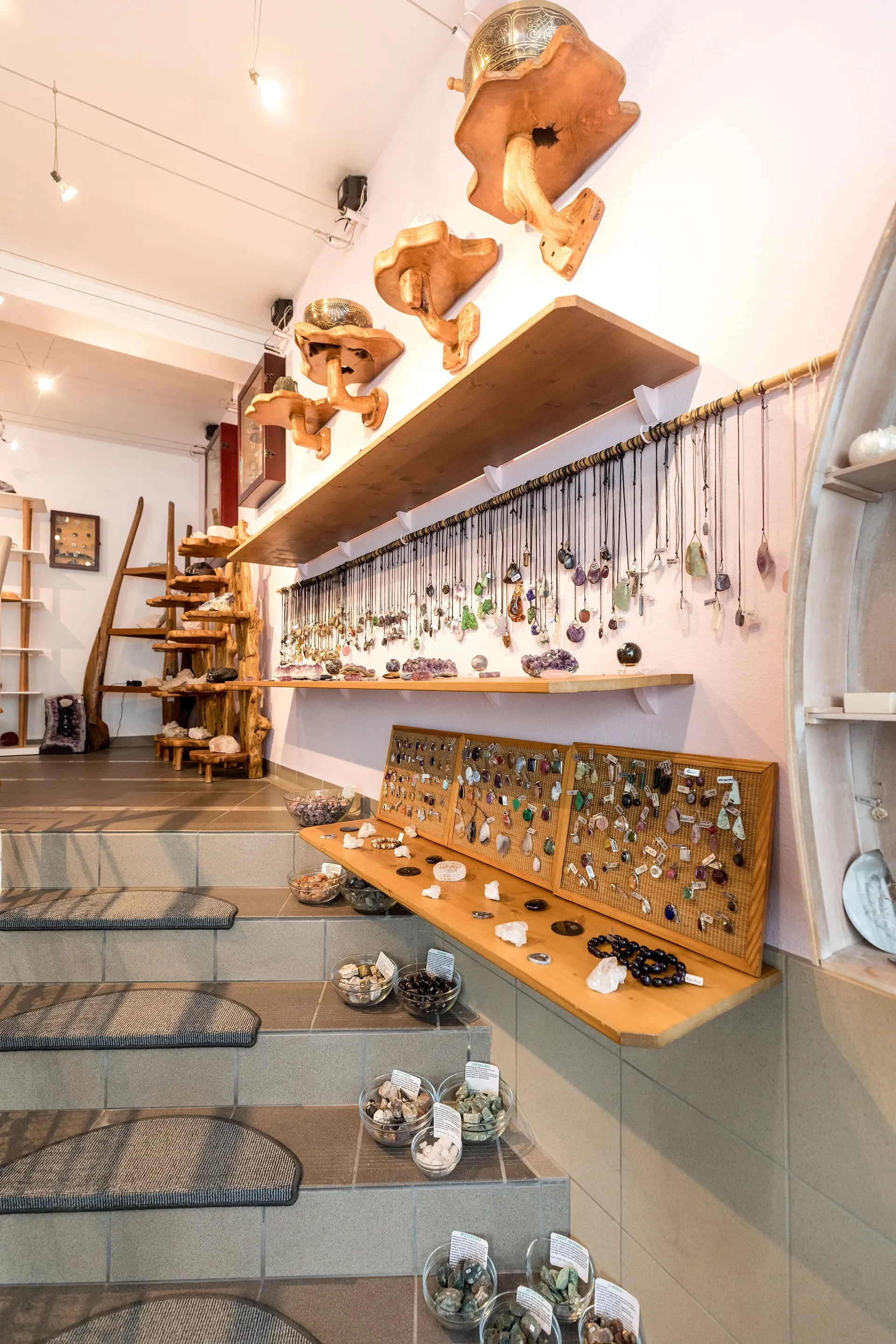 Ein Geschäft voller Schmuck auf Regalen und Treppen.