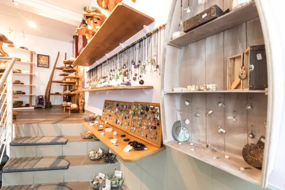 Ein Geschäft voller Schmuck auf Regalen und Treppen.