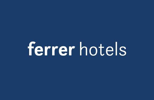 El logo de hoteles ferrer está sobre fondo azul.