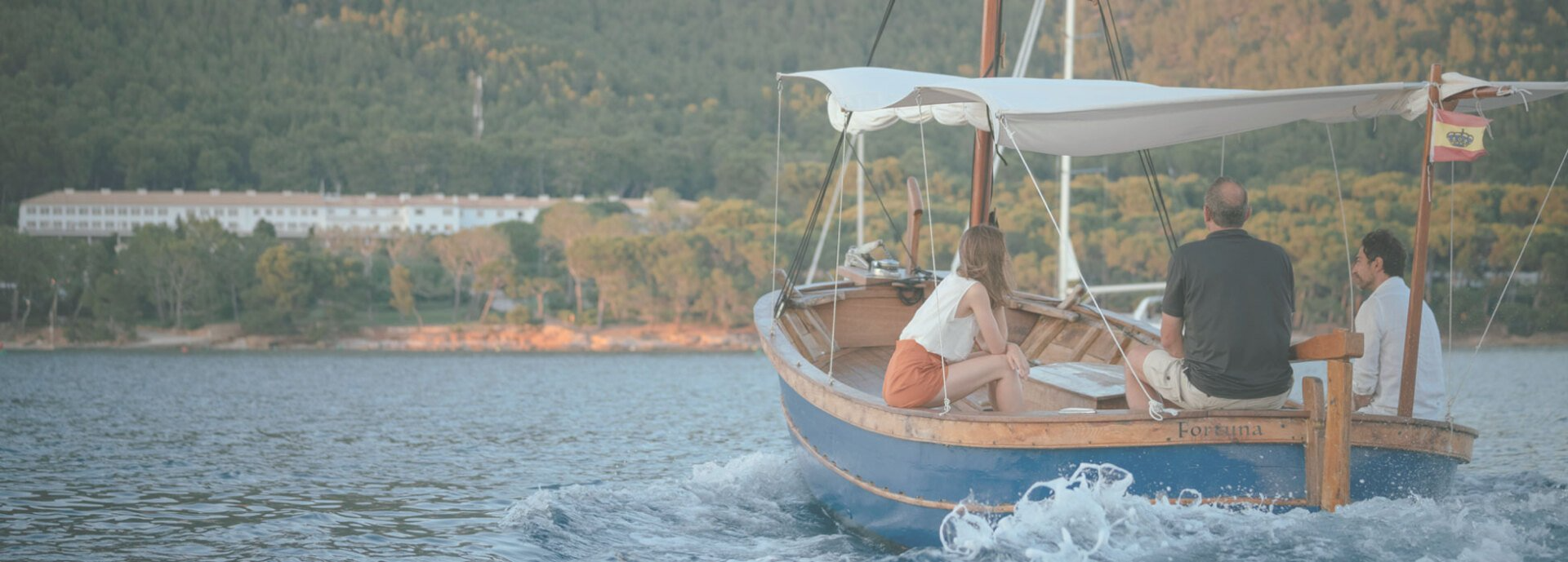 Un grupo de personas está sentada en un barco en el agua.