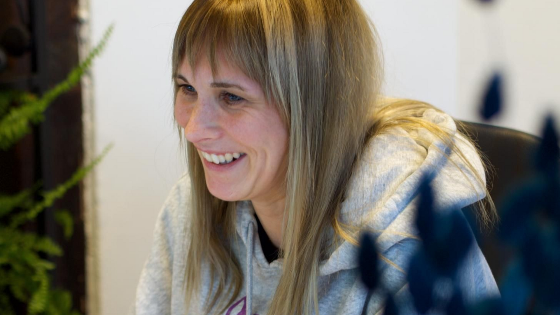 Mitarbeiterin Angeline Besecke strahlt