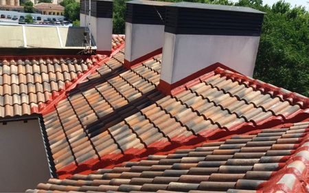 reparación de juntas y eliminación de filtraciones en un tejado de tejas en salamanca
