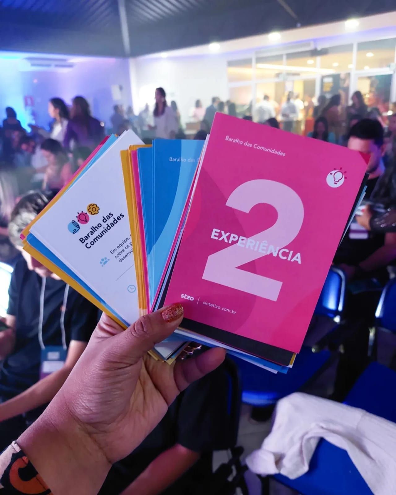 Uma pessoa está segurando um livro com o número 2 nele