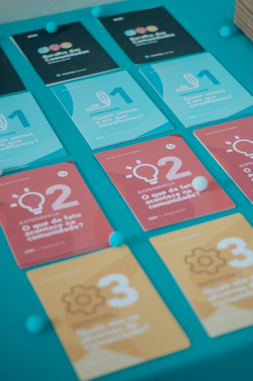 Um monte de cartas com os números 1, 2 e 3 nelas