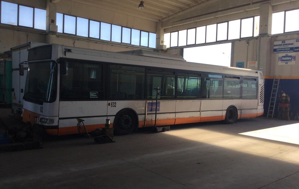 autobus di linea sottoposto a revisione