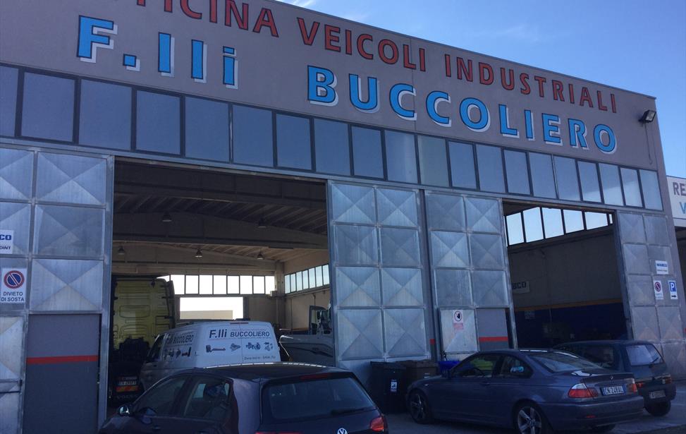 ingresso di officina autorizzata per riparazioni su tir