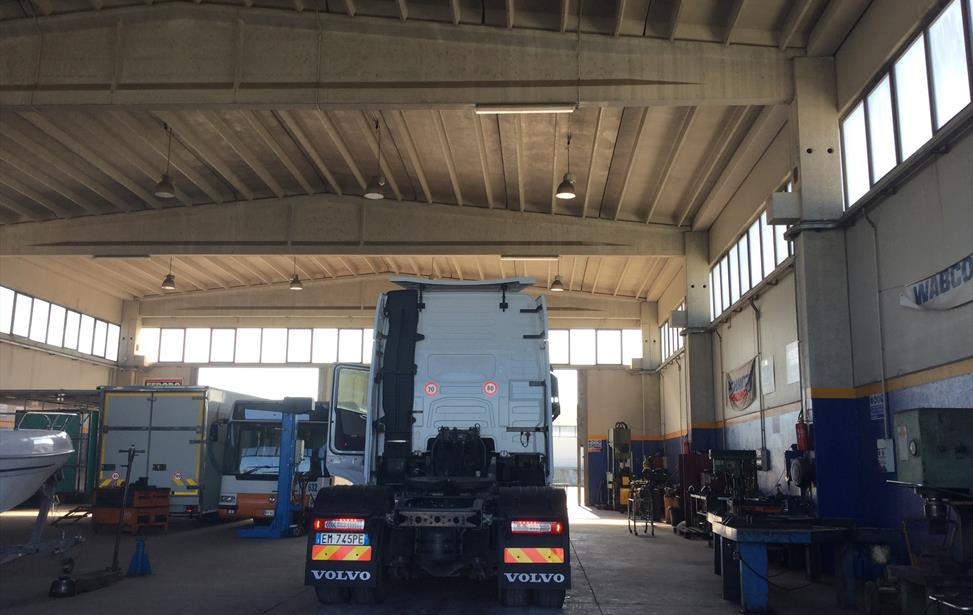 interno di magazzino per mezzi pesanti sottoposti a revisione